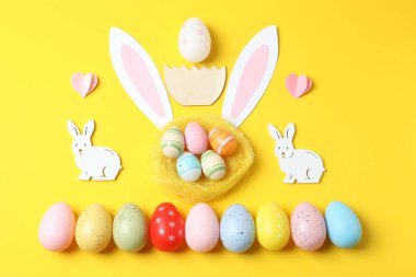Paskalya tatili konsepti, tatlı tavşan ve paskalya yumurtaları.