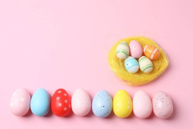 Beyaz arka planda kurdeleli pastel renkli paskalya yumurtaları. Paskalya tatili konsepti