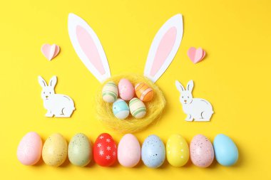 Tavşan kulaklı paskalya yumurtaları ve paskalya tavşanı. Paskalya arkaplanı