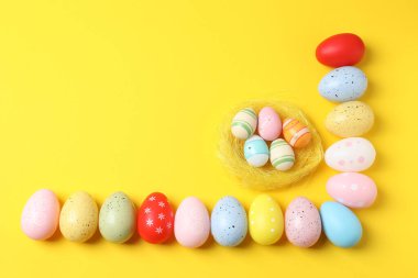 Renkli arkaplanda paskalya yumurtası ve paskalya yumurtası kompozisyonu