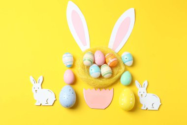yaratıcı Paskalya tavşanı ve pembe arka planda yumurtalar