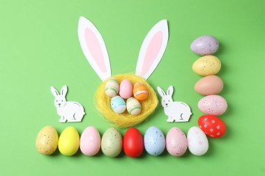 Renkli Paskalya tavşanı ve yumurtaları.