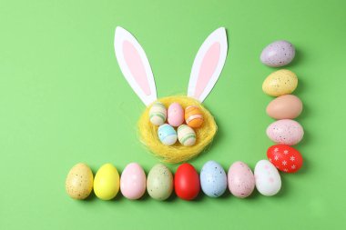 Renkli arka planda Paskalya tavşanı ve renkli yumurtalar
