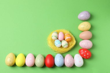 Sarı arka planda renkli paskalya yumurtaları, paskalya konsepti. en üstteki görünüm.