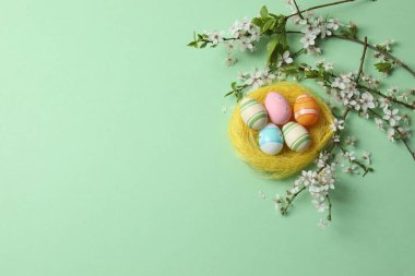 Paskalya arka planı. Bahar çiçekli paskalya yumurtaları. en üstteki görünüm.