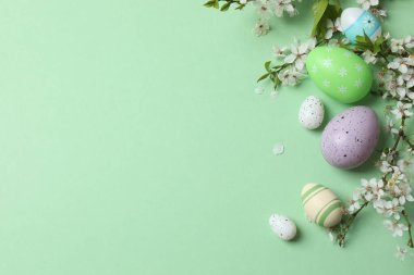 Yeşil otlu ve çiçekli paskalya yumurtaları.