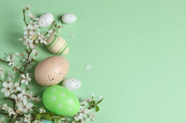 Paskalya yumurtaları renkli arka plan üzerinde