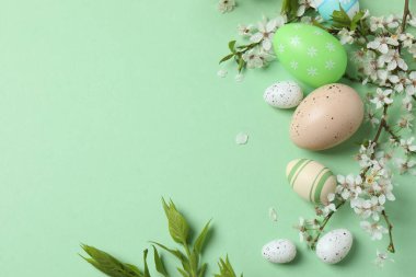 Paskalya yumurtaları ve söğüt dallarıyla renklendirilmiş arka plan, yakın plan