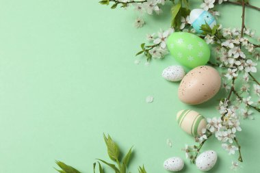 Yumurta ve bahar çiçekli paskalya arkaplanı