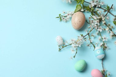 Paskalya yumurtaları ve bahar çiçekleri