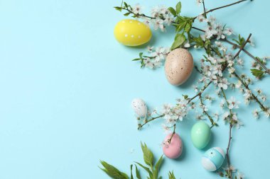 Pembe arka planda paskalya yumurtaları