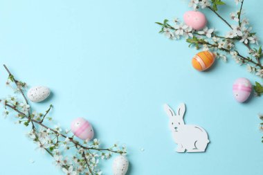 Mutlu paskalya arkaplanları. Beyaz arka planda Paskalya tavşanı, yumurta ve tavşan kulakları..