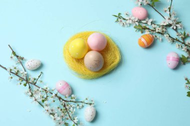 Renkli yumurta ve çiçekli paskalya arkaplanı