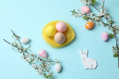 Bavul, şapka ve güneş gözlüğü, ahşap bavulun yanında.