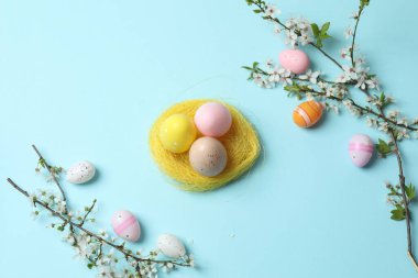 Bavul, şapka ve güneş gözlüğü, ahşap bavulun yanında.