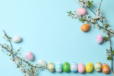 Bavul, şapka ve güneş gözlüğü, ahşap bavulun yanında.