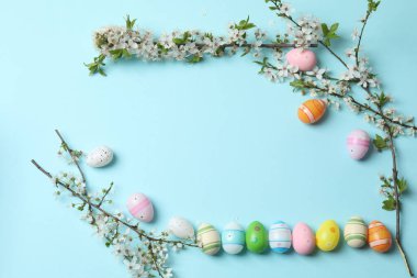 Bavul, şapka ve güneş gözlüğü, ahşap bavulun yanında.