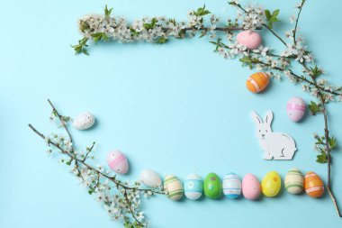 Bavul, şapka ve güneş gözlüğü, ahşap bavulun yanında.