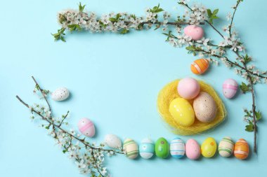 Bavul, şapka ve güneş gözlüğü, ahşap bavulun yanında.