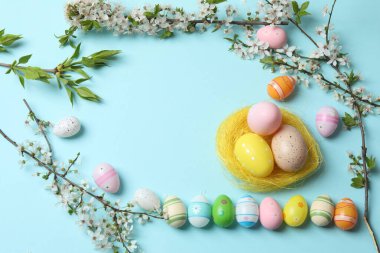 Bavul, şapka ve güneş gözlüğü, ahşap bavulun yanında.