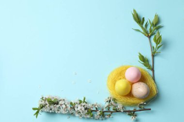 Bavul, şapka ve güneş gözlüğü, ahşap bavulun yanında.