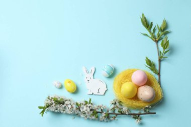 Bavul, şapka ve güneş gözlüğü, ahşap bavulun yanında.