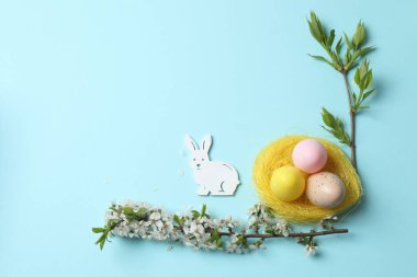 Bavul, şapka ve güneş gözlüğü, ahşap bavulun yanında.