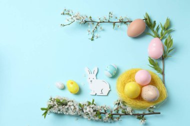 Bavul, şapka ve güneş gözlüğü, ahşap bavulun yanında.