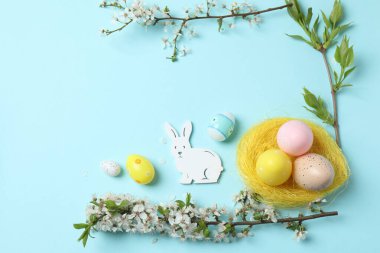 Bavul, şapka ve güneş gözlüğü, ahşap bavulun yanında.