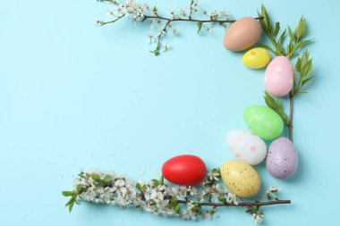 Bavul, şapka ve güneş gözlüğü, ahşap bavulun yanında.