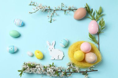 Bavul, şapka ve güneş gözlüğü, ahşap bavulun yanında.