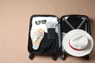 düz konum bavul ve aksesuarlar ahşap arka planda