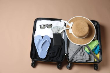 düz konum seyahat valizi ve ahşap arka planda şapka