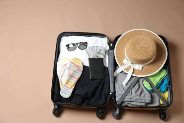 Yaz seyahati konsepti, seyahat çantası, beyaz arka planda şapka ve güneş gözlüğü.