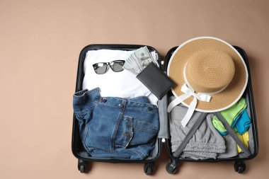 tahta zemin üzerinde farklı giysiler ile düz konum, metin için boşluk