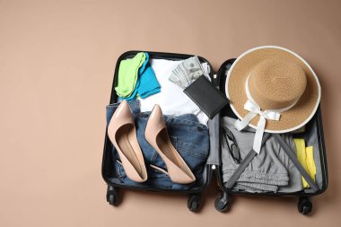 Kadın giysileriyle dolu bavul.