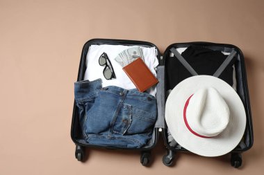 düz konum ve beyaz arkaplan üzerine bavul