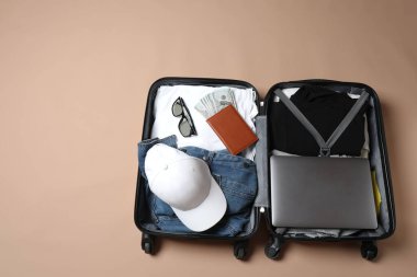 Masanın üzerinde seyahat aksesuarları olan bavul. Metin için boşluk