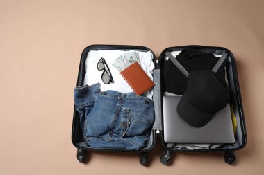 Masada seyahat aksesuarları olan bavul.