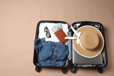 Beyaz arka planda bavul, şapka ve güneş gözlüğü