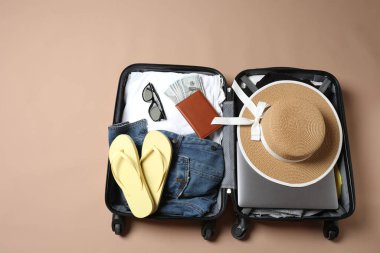Seyahat aksesuarlarıyla dolu bavul
