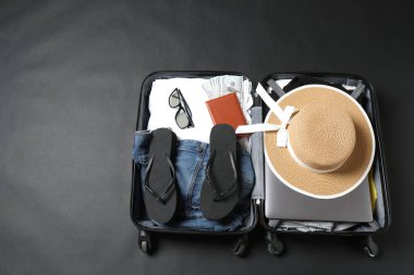 Tahta zemin üzerinde yaz tatili için farklı öğeler içeren düz konum