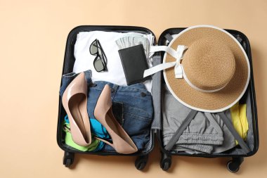 Aksesuarlı kadın kıyafetleri ve renkli çantalar.