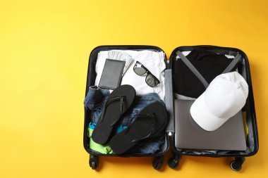 hafif arkaplanda bavul, kıyafet ve aksesuarlar ile seyahat kavramı