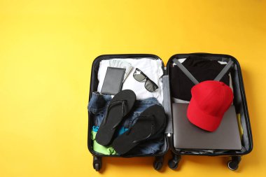 Şapkalı bavul ve renkli ayakkabılar.