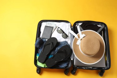 Açık mavi arka planda yaz aksesuarları olan düz bir kompozisyon. Metin için boşluk