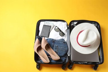 düz konum bavul ve aksesuarlar renk arkaplan üzerinde