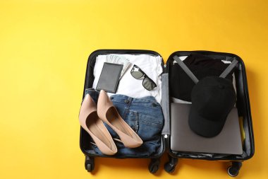 düz konum bavul ve beyaz arka planda farklı giysiler