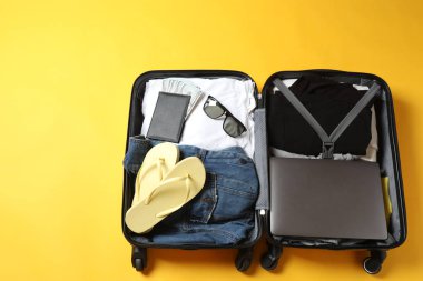 Düz kompozisyon, farklı giysiler ve aksesuarlar, renkli ahşap arka plan, metin için alan. yaz tatili