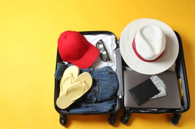 Sarı arka planda yaz tatili aksesuarları. en üstteki görünüm